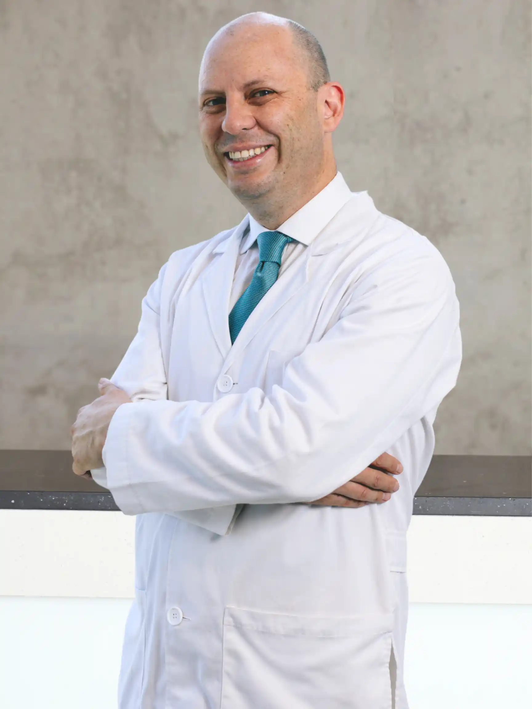 Dr. Víctor Olivos